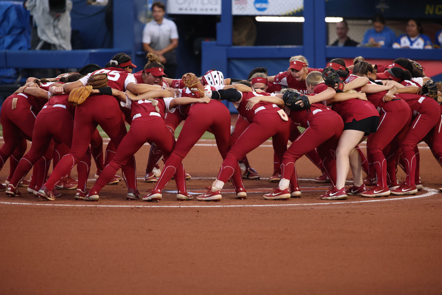 Sooners huddle